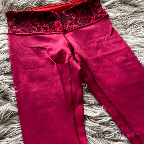 lululemon athletica | Wunder Under Crop Reversible Cranberry / Alarming - Picture 3 of 13
